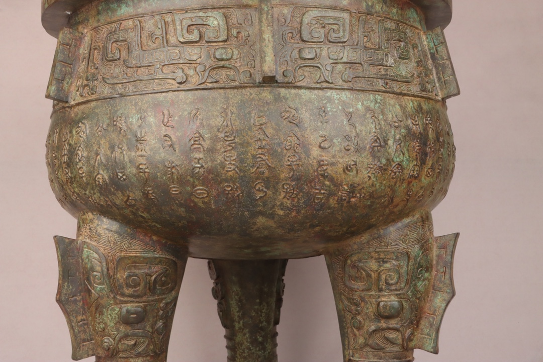 Zhou Dynasty Bronze round tripod with inscriptions