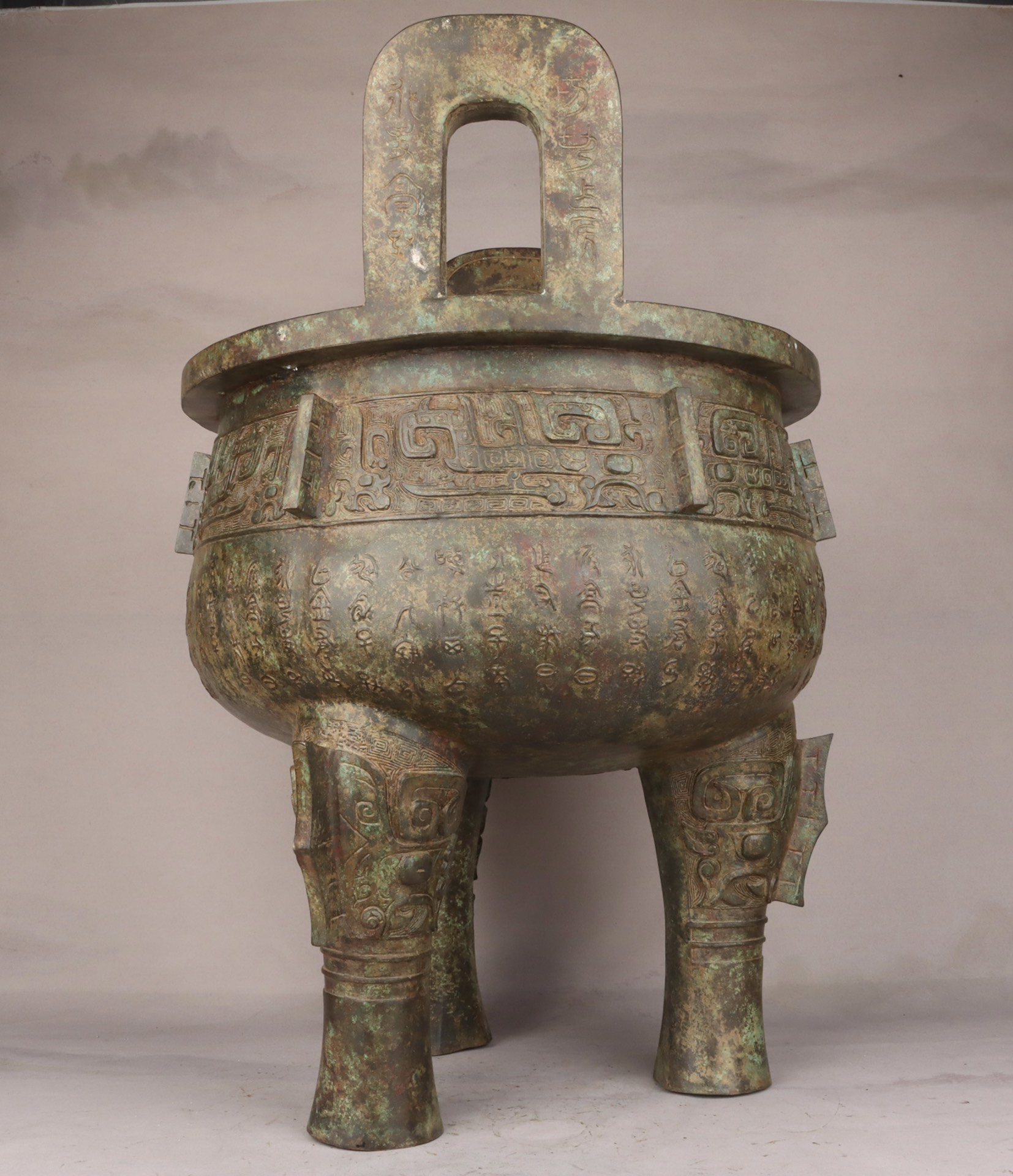 Zhou Dynasty Bronze round tripod with inscriptions