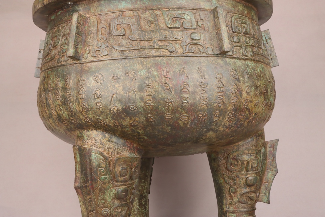 Zhou Dynasty Bronze round tripod with inscriptions