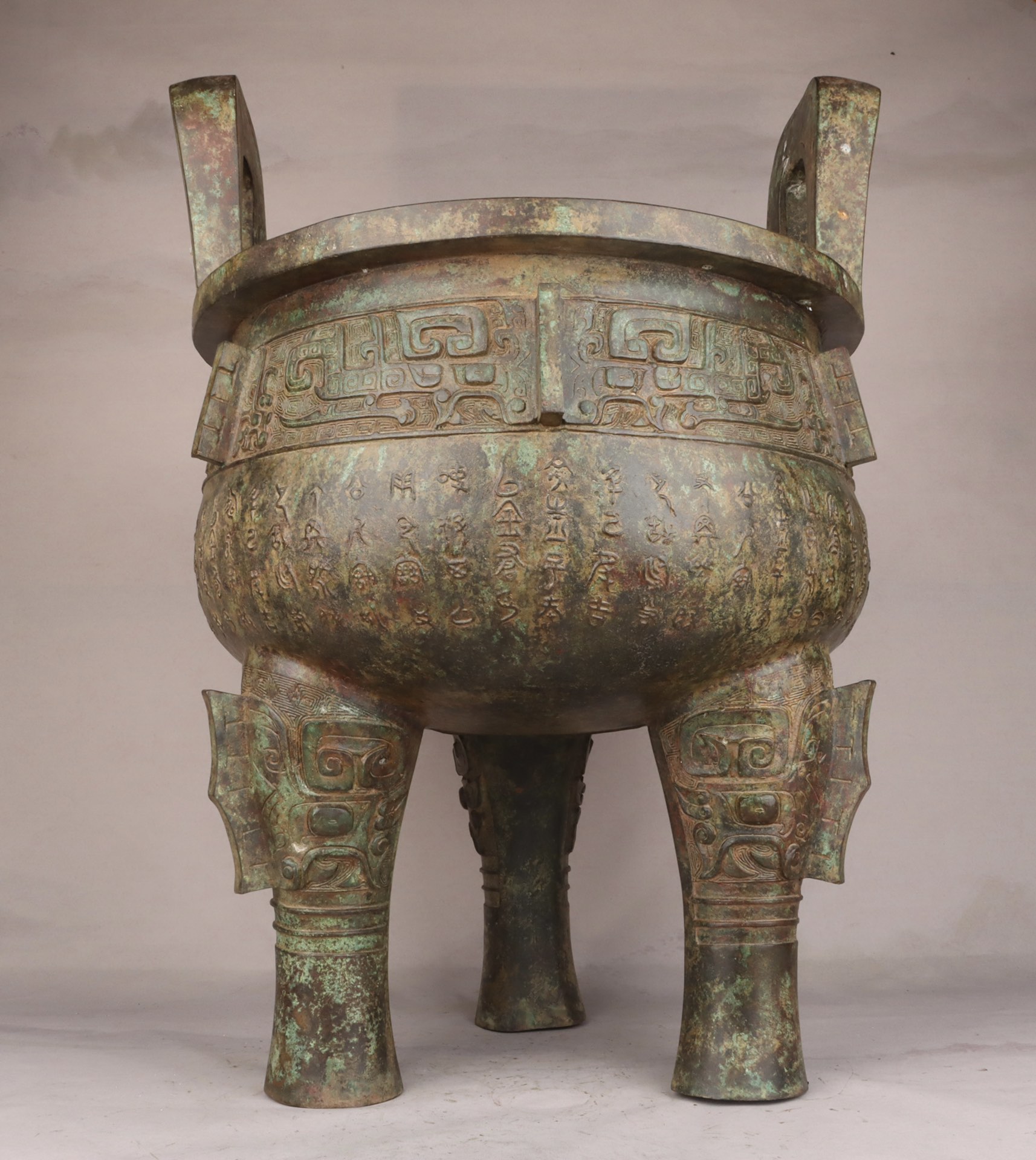 Zhou Dynasty Bronze round tripod with inscriptions
