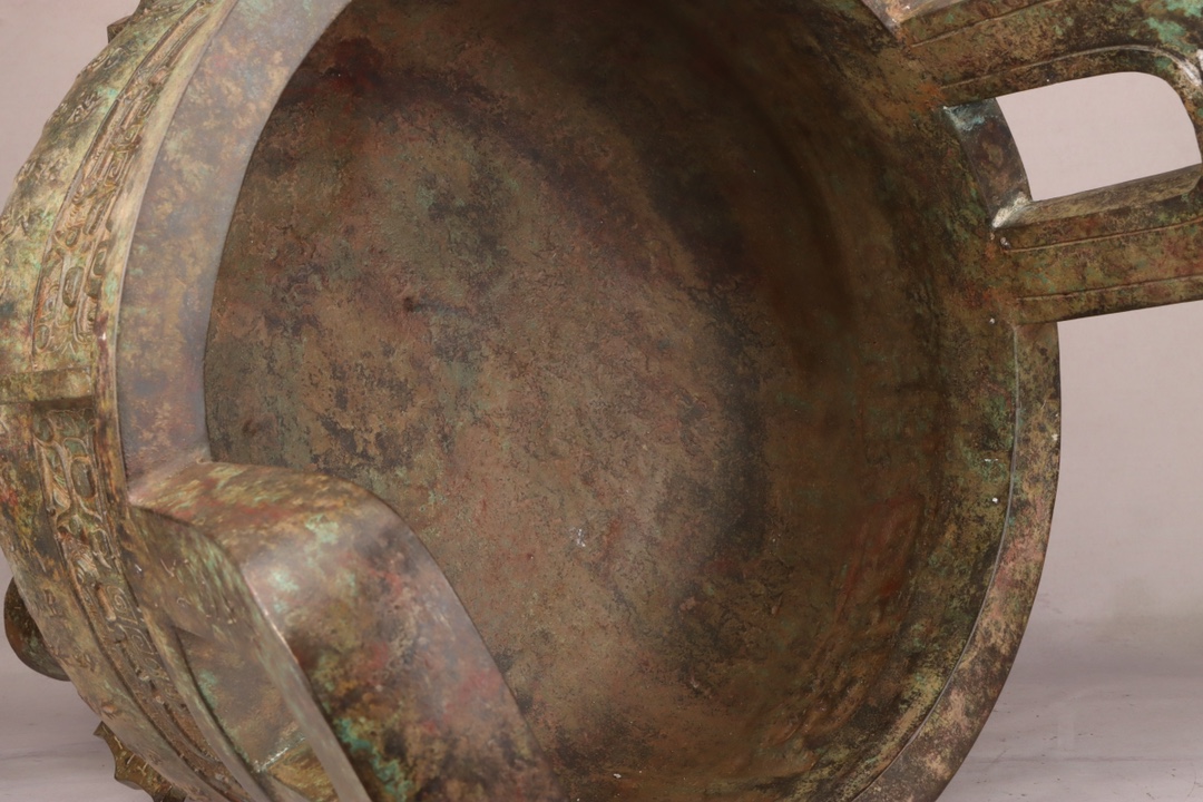 Zhou Dynasty Bronze round tripod with inscriptions