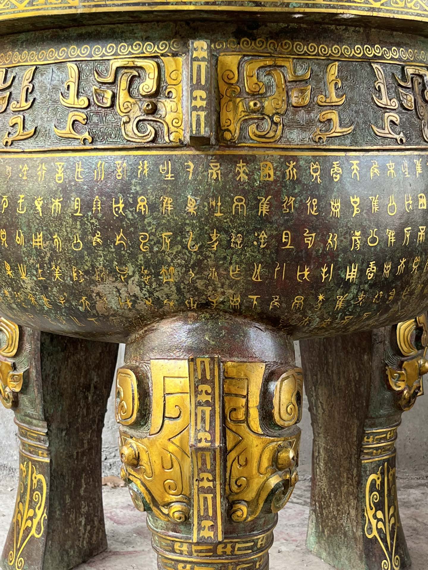 Zhou Dynasty Bronze and gold round tripod