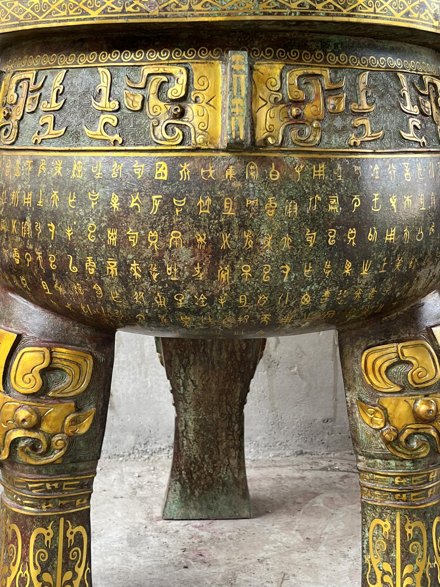 Zhou Dynasty Bronze and gold round tripod