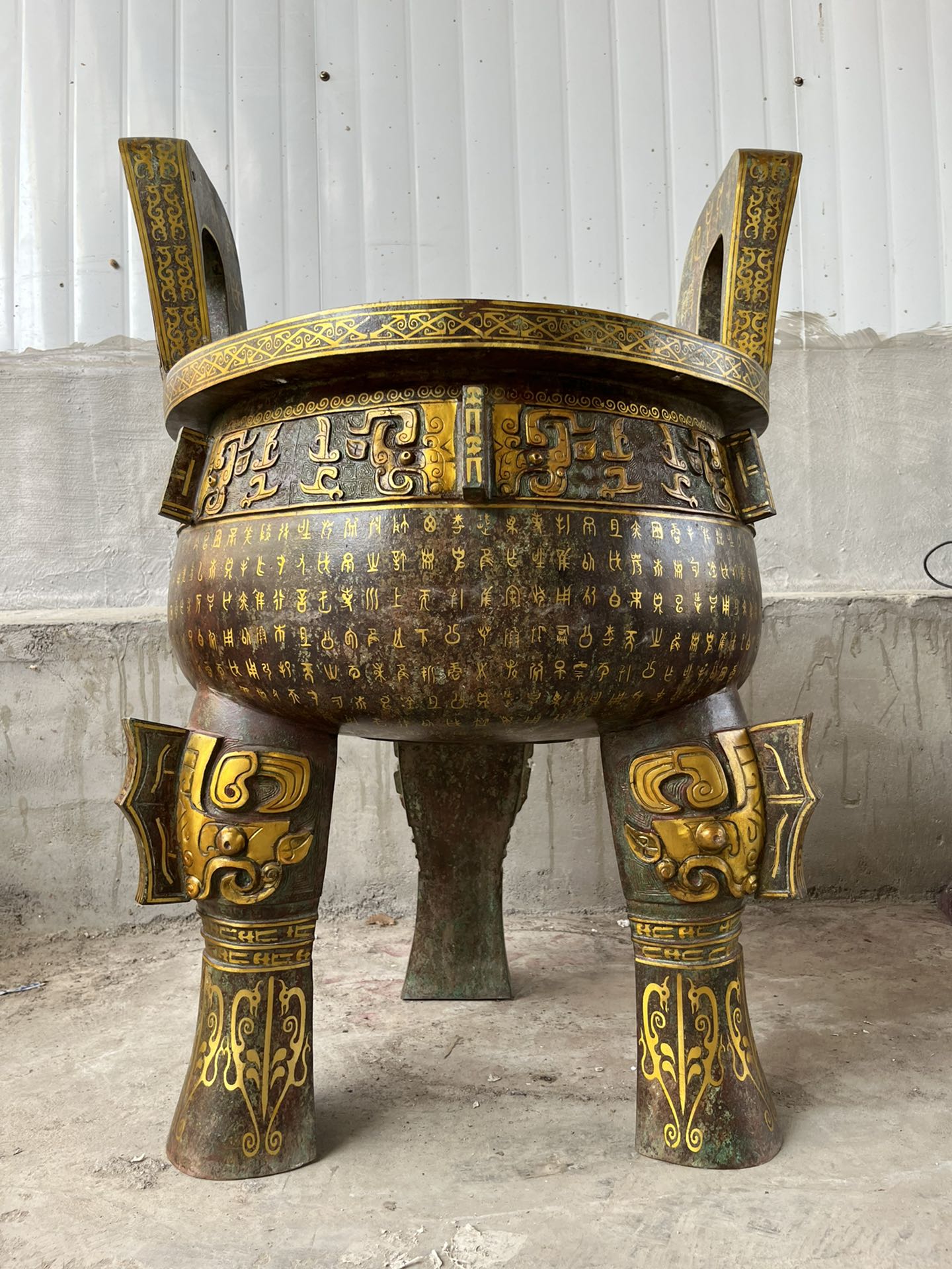 Zhou Dynasty Bronze and gold round tripod