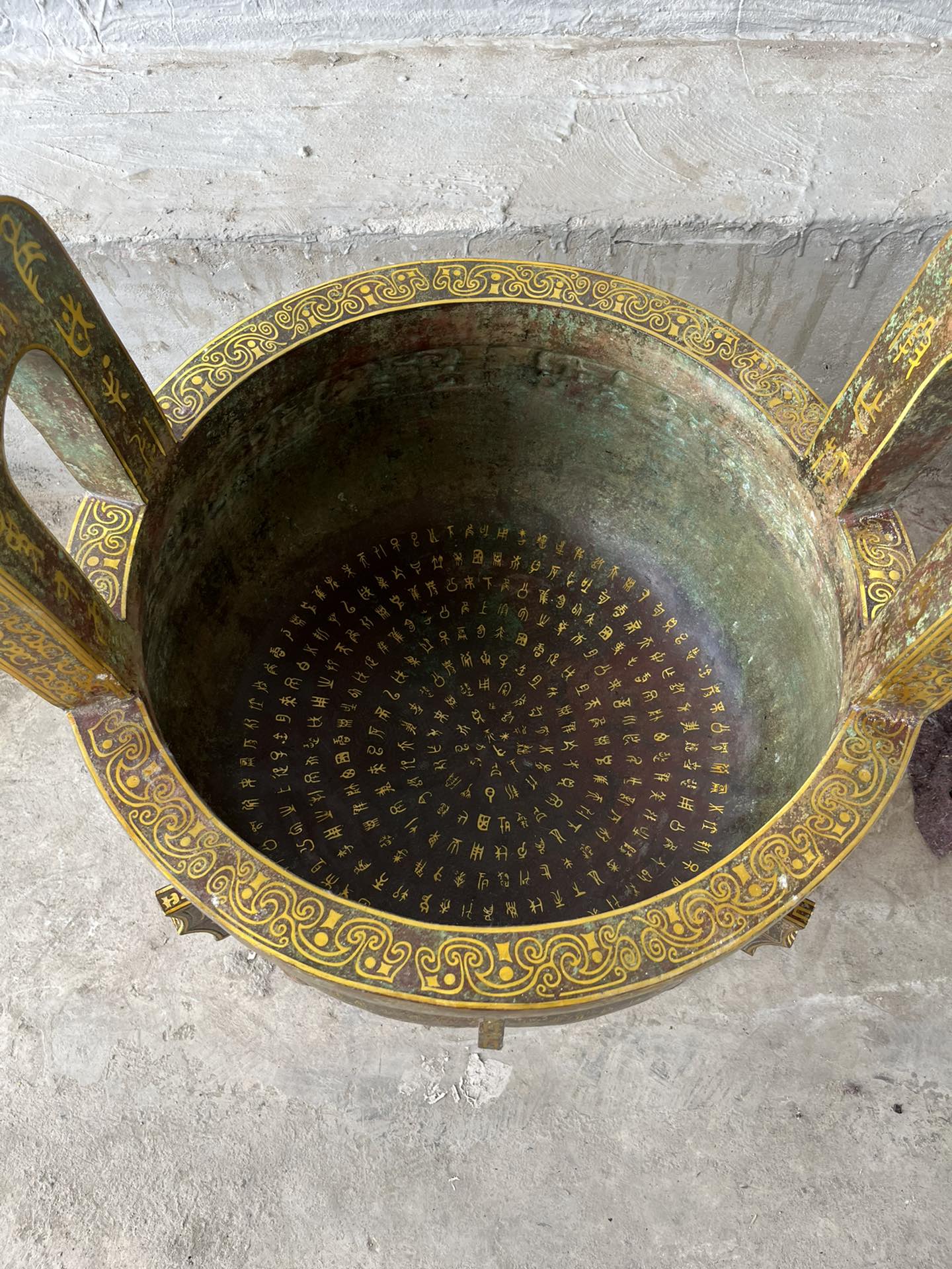 Zhou Dynasty Bronze and gold round tripod