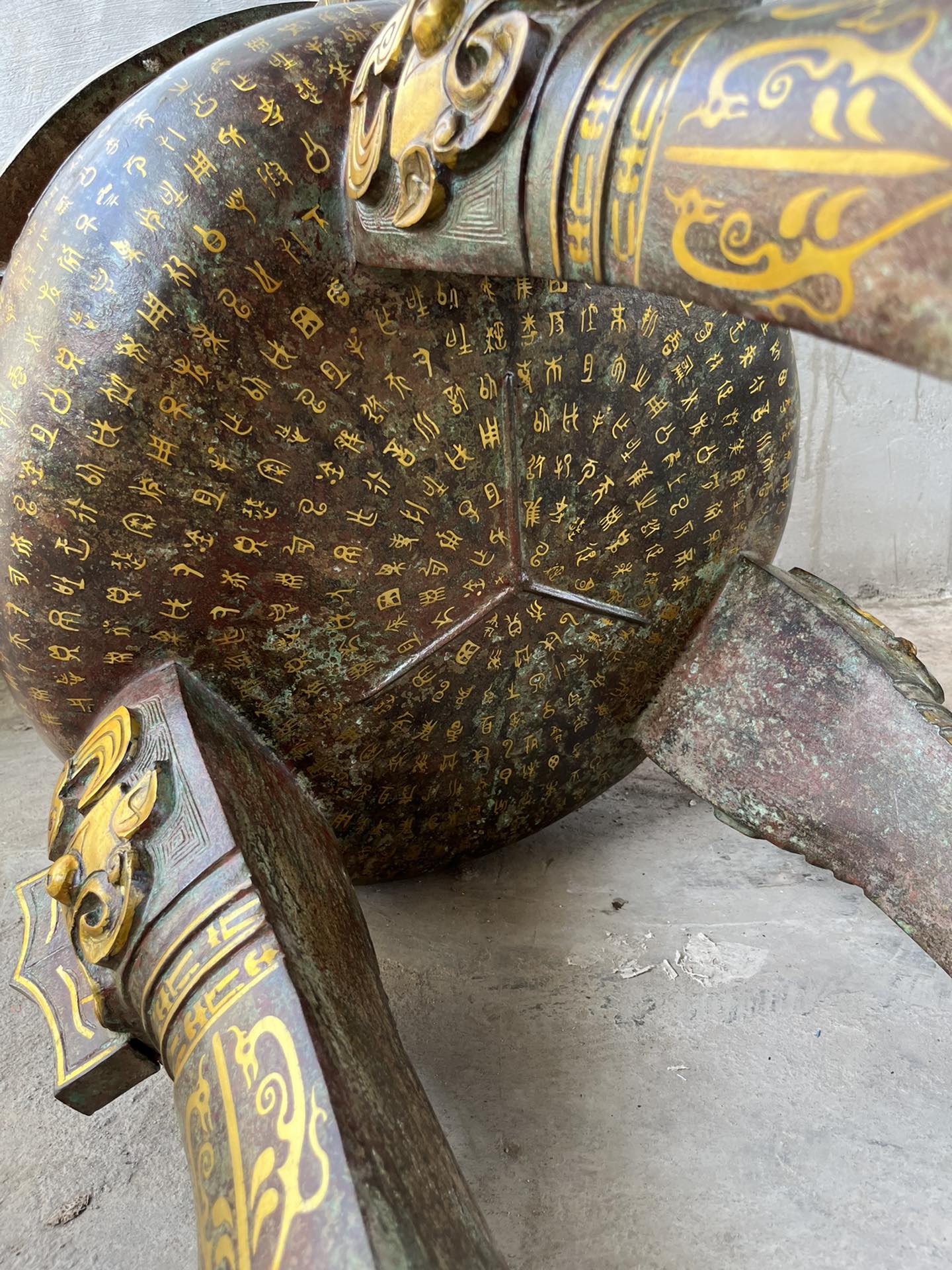 Zhou Dynasty Bronze and gold round tripod