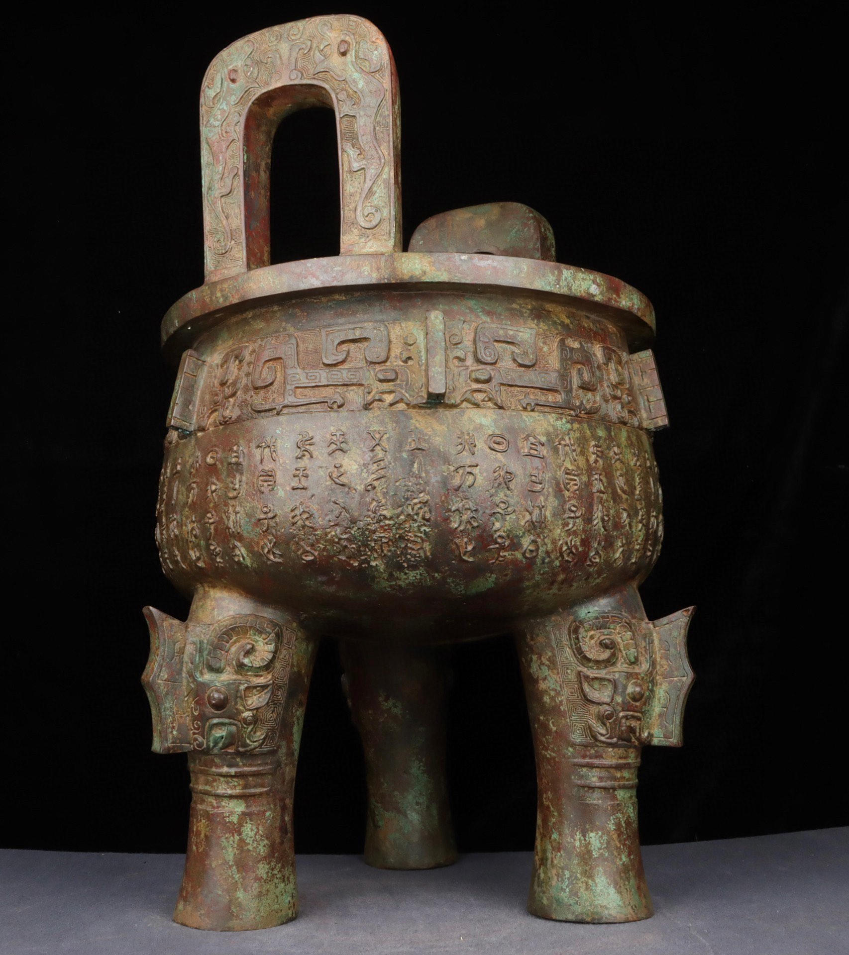 Zhou Dynasty Bronze round tripod with inscriptions