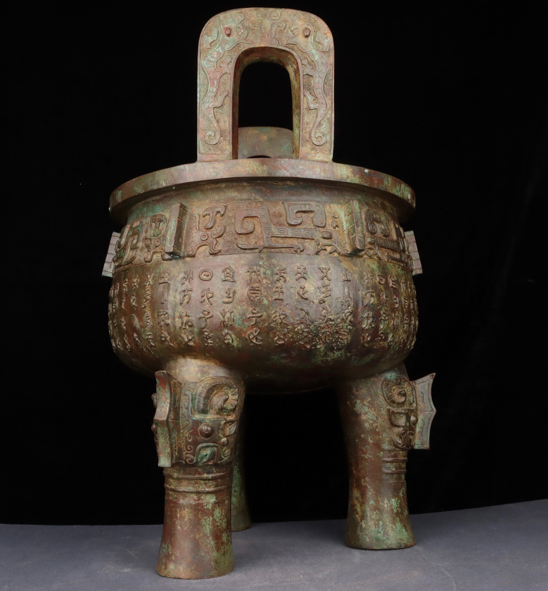 Zhou Dynasty Bronze round tripod with inscriptions