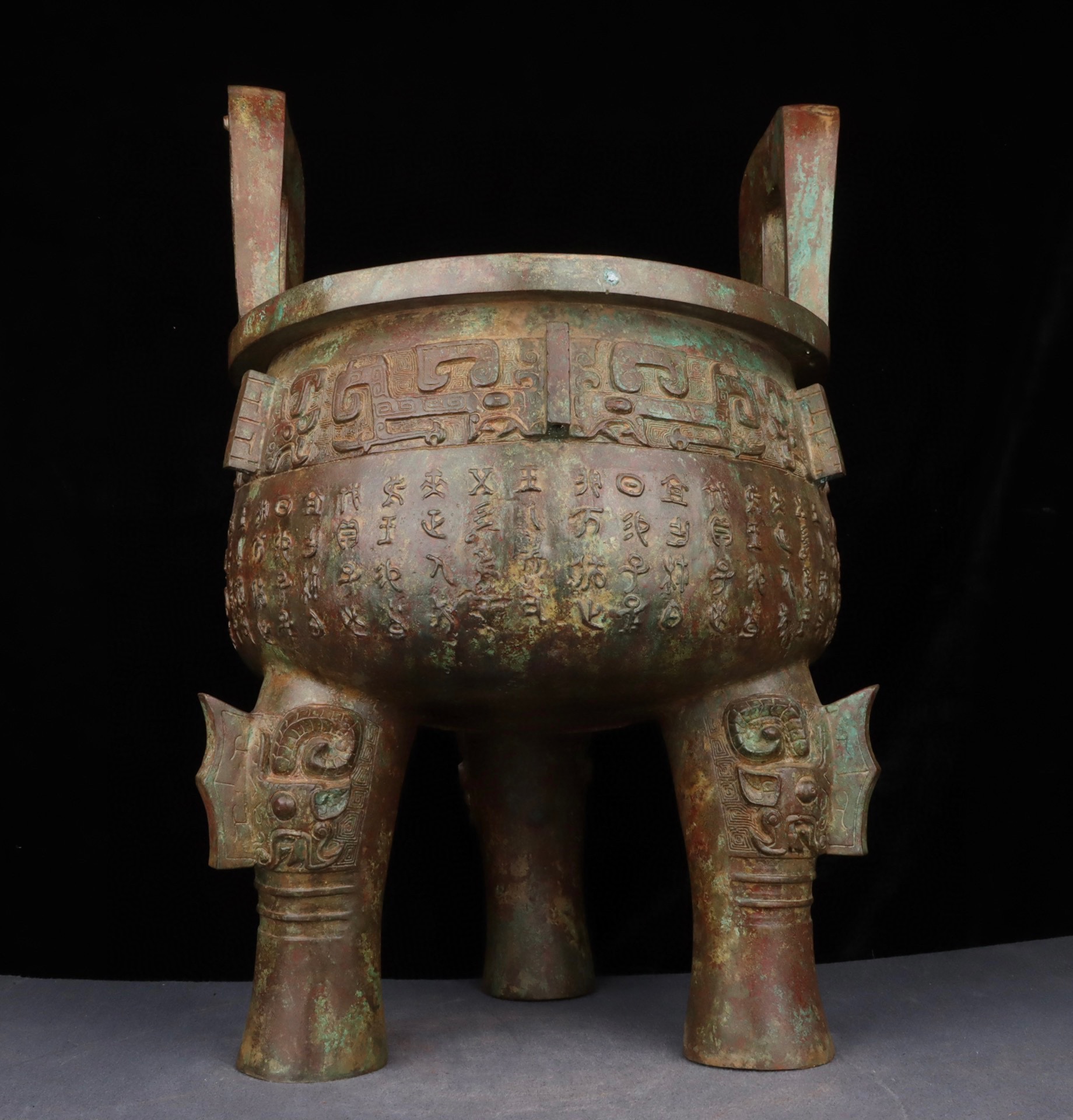 Zhou Dynasty Bronze round tripod with inscriptions