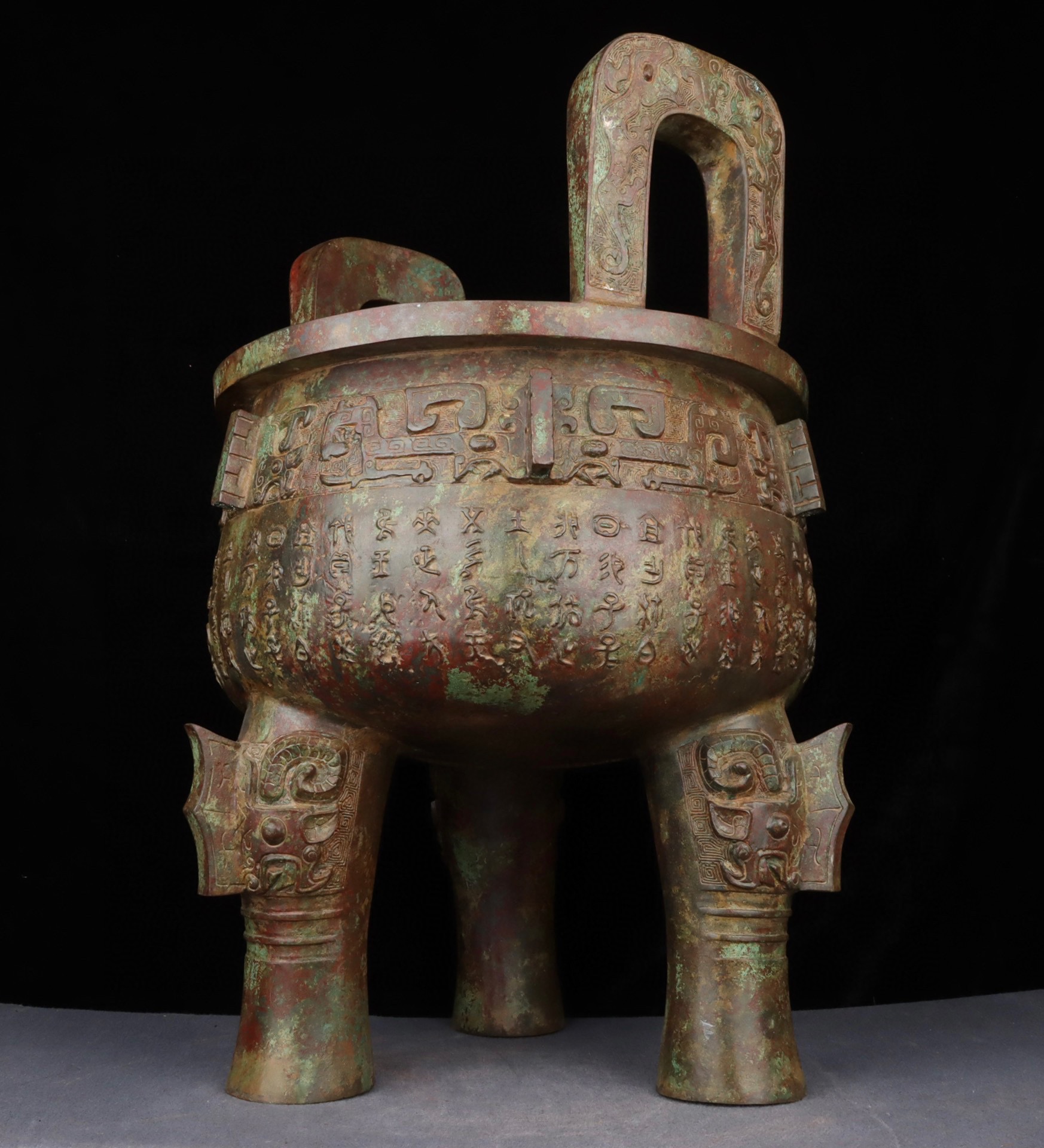 Zhou Dynasty Bronze round tripod with inscriptions