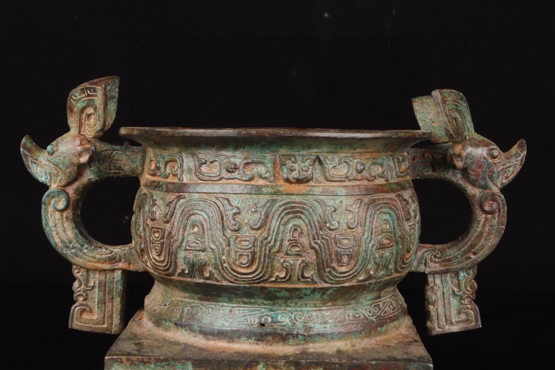 Zhou Dynasty Bronze inscribed square seat Gui