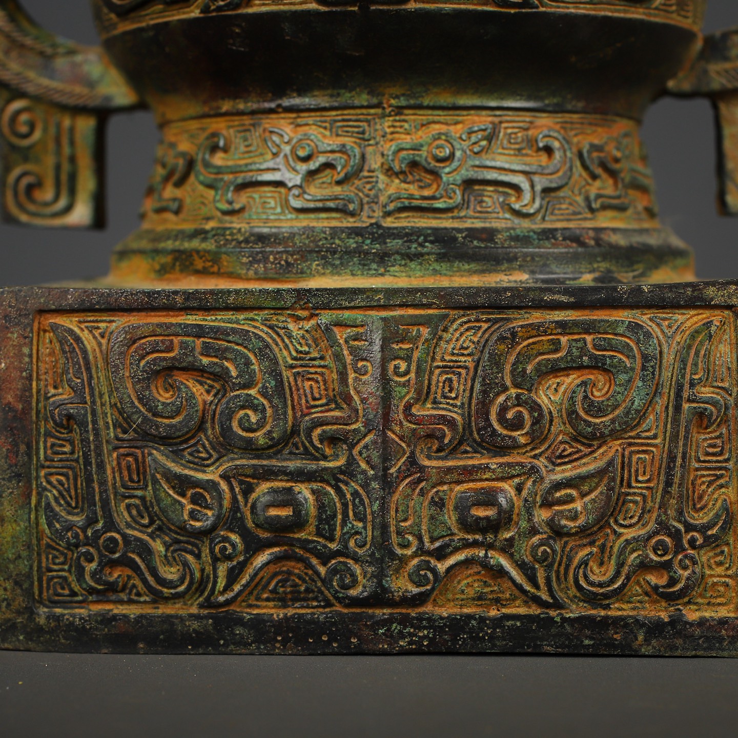 Zhou Dynasty Bronze square gui with animal mask pattern