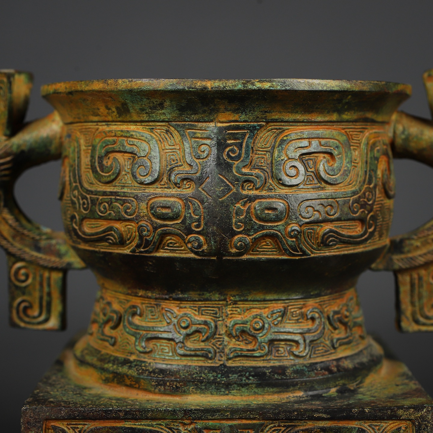 Zhou Dynasty Bronze square gui with animal mask pattern