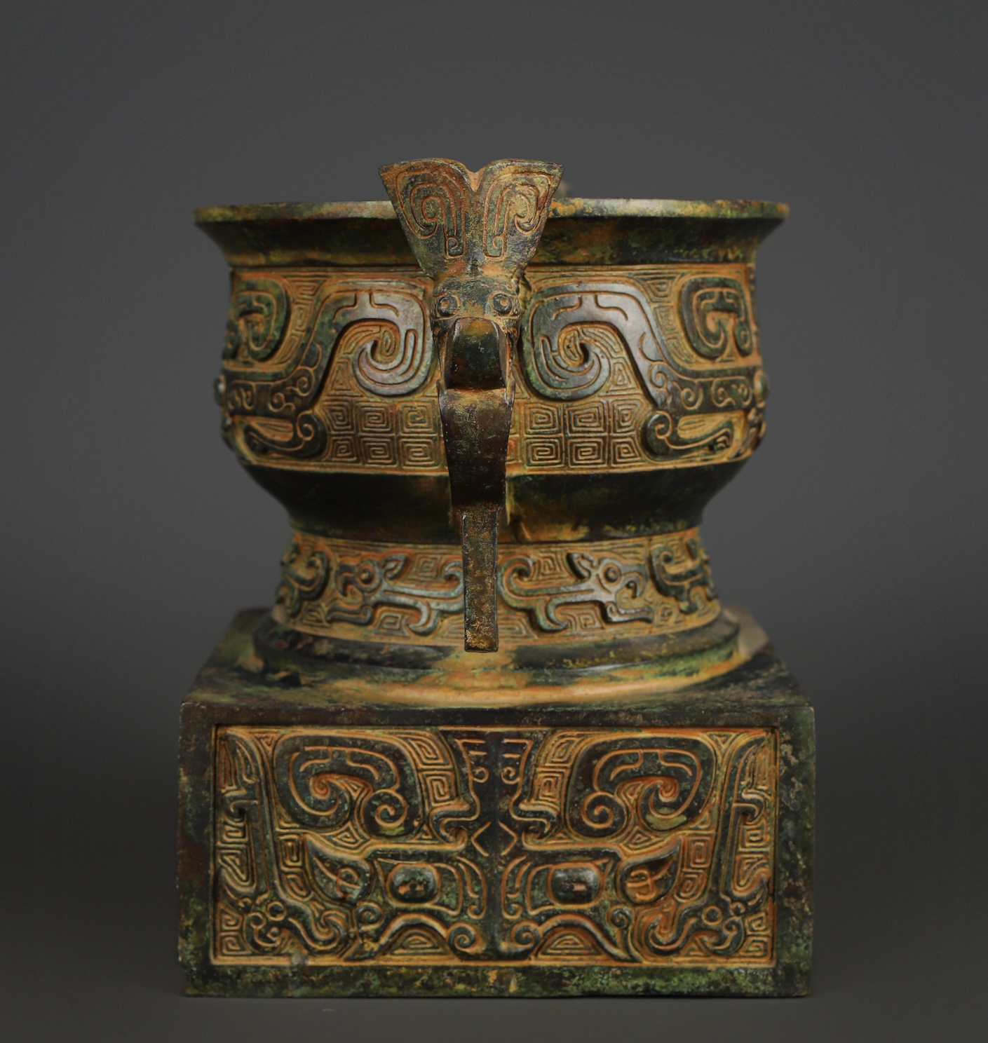 Zhou Dynasty Bronze square gui with animal mask pattern