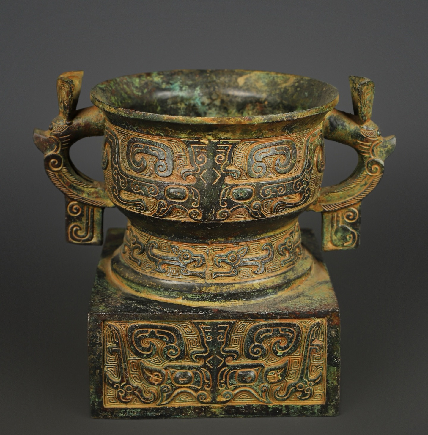 Zhou Dynasty Bronze square gui with animal mask pattern
