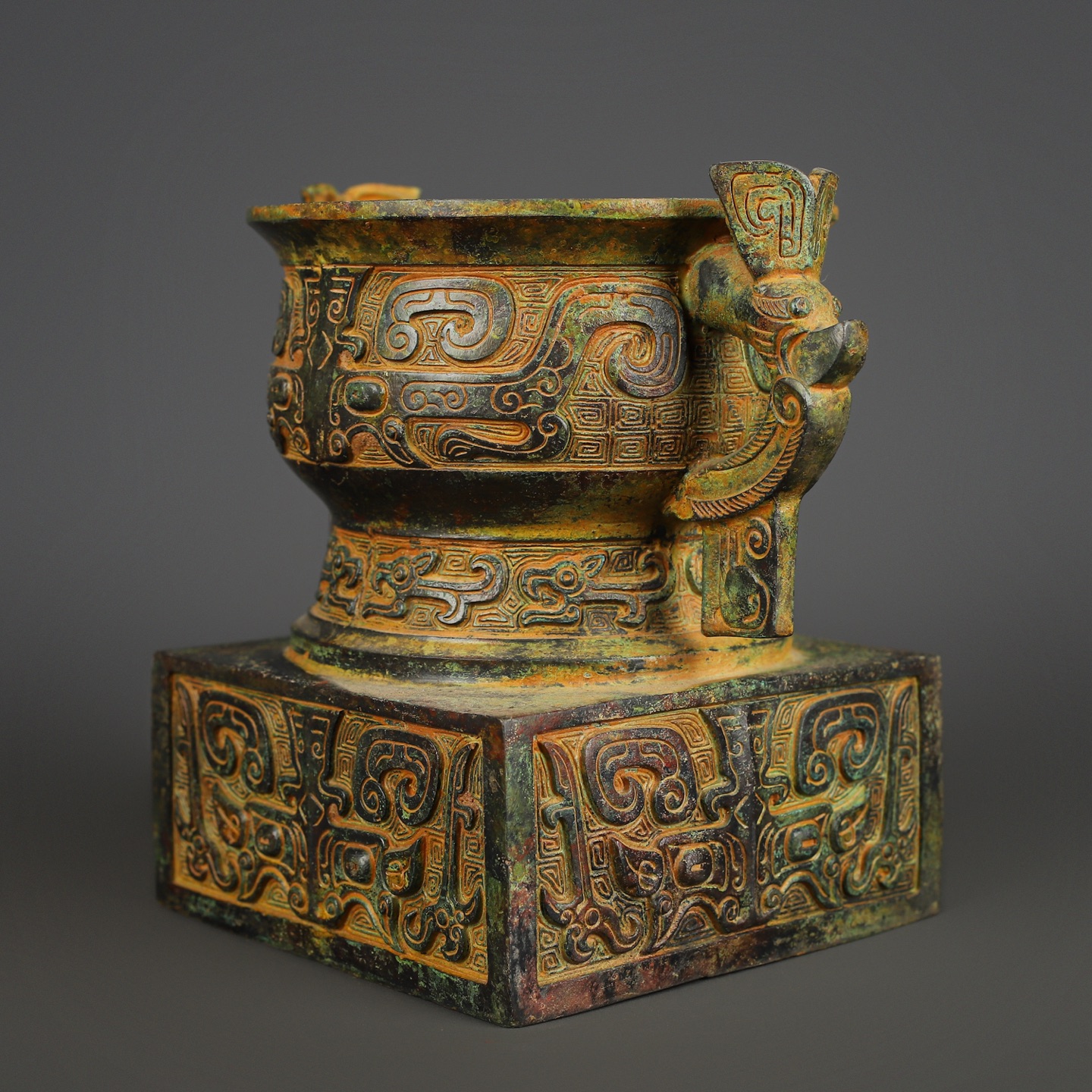 Zhou Dynasty Bronze square gui with animal mask pattern