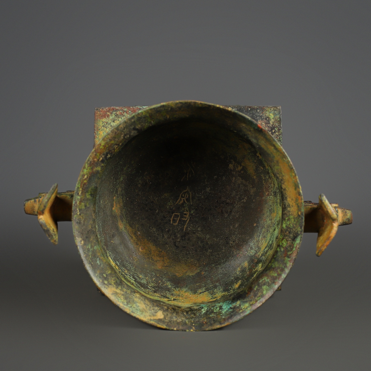 Zhou Dynasty Bronze square gui with animal mask pattern