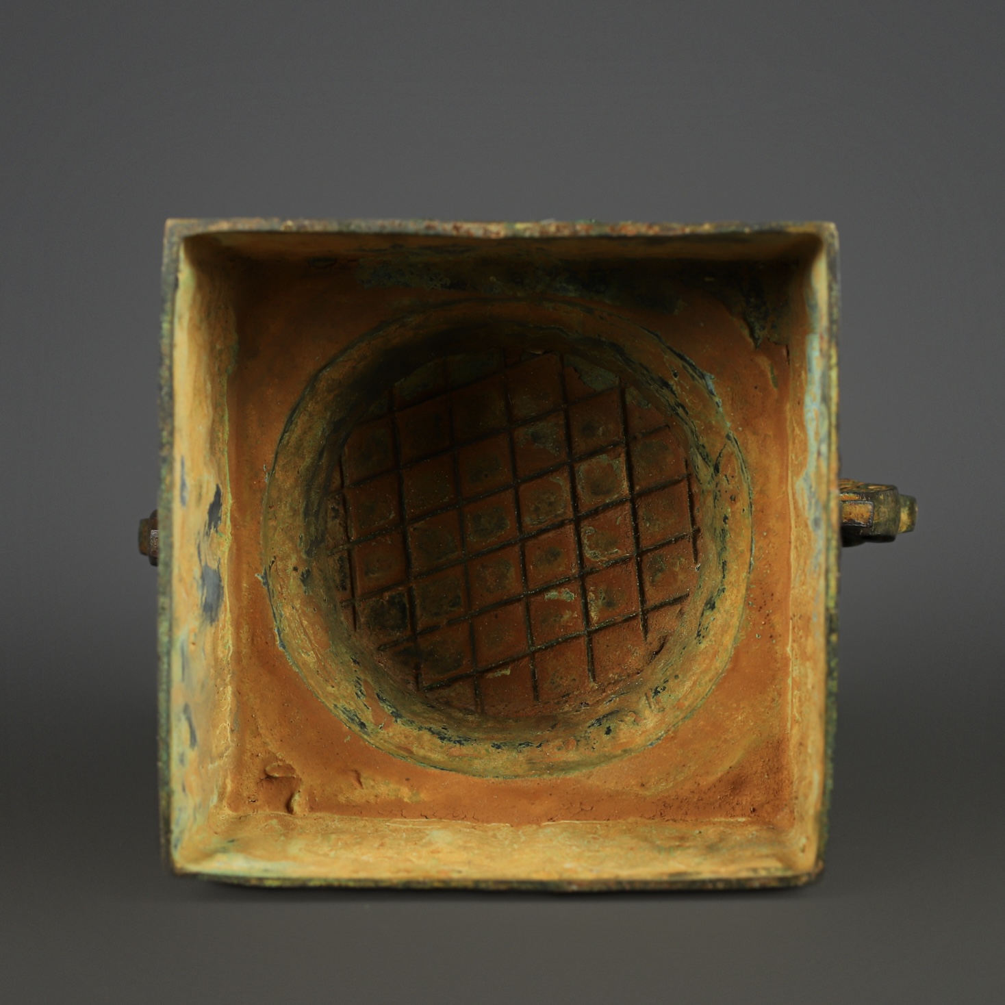 Zhou Dynasty Bronze square gui with animal mask pattern