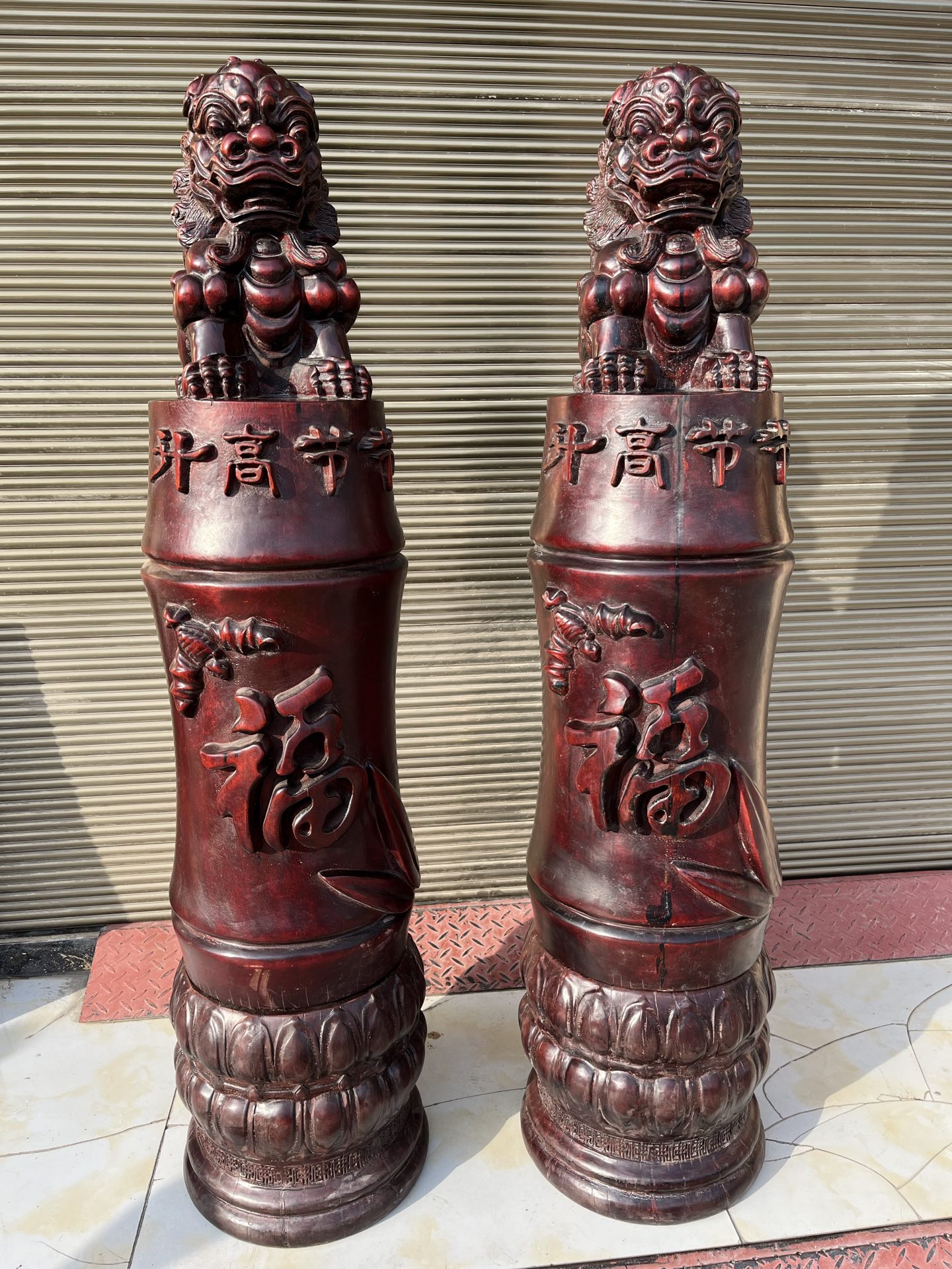 Qing Dynasty Sandalwood High-Relief Carved Feng Shui Featuring Lions Pair pillars
