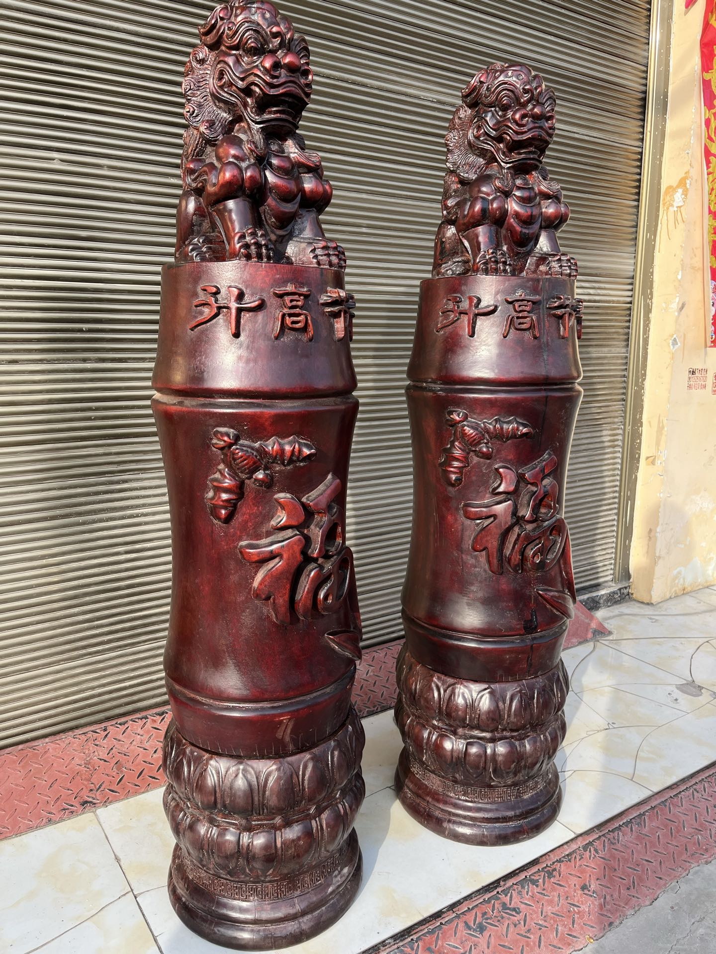Qing Dynasty Sandalwood High-Relief Carved Feng Shui Featuring Lions Pair pillars