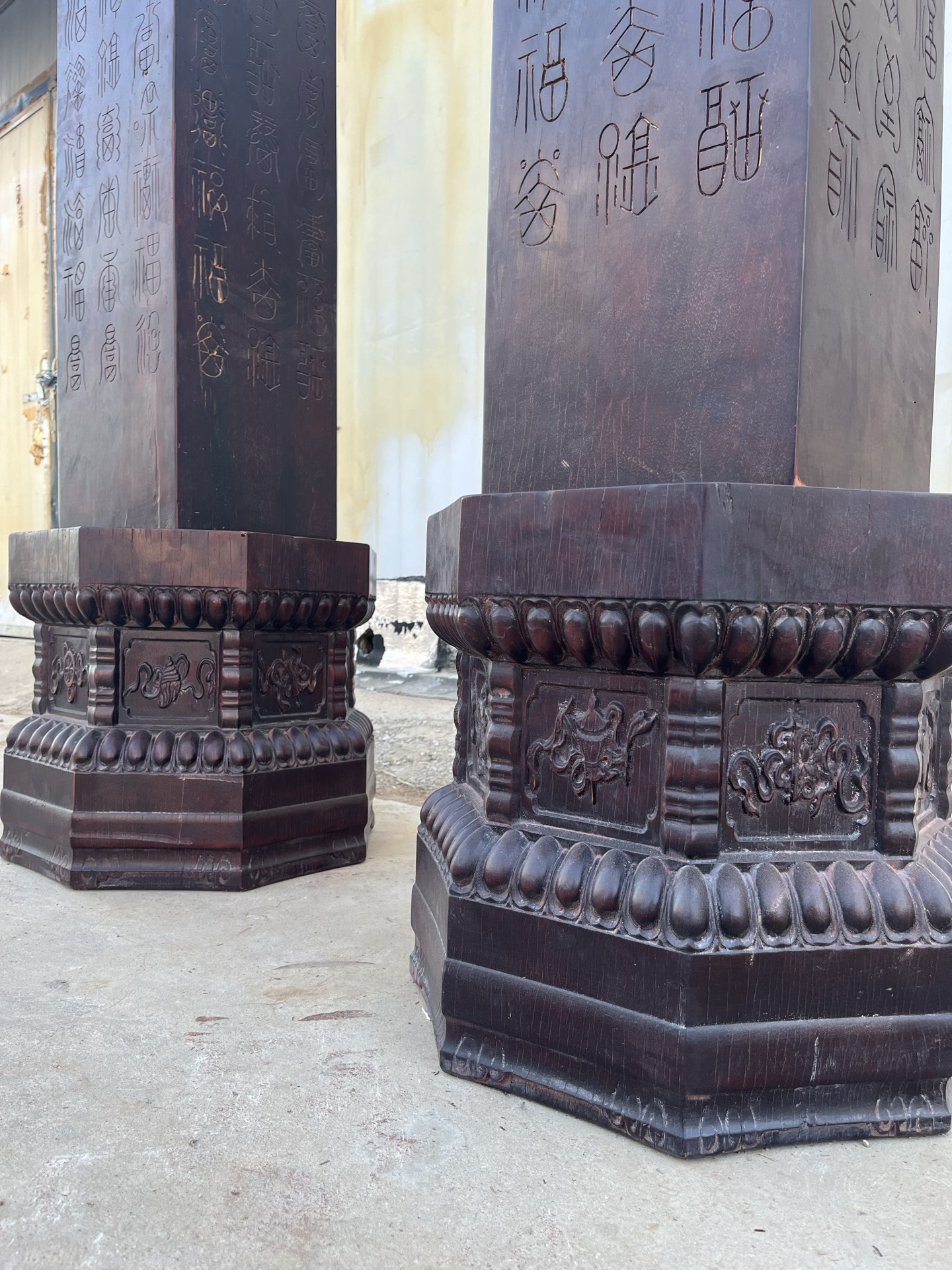 Qing Dynasty Sandalwood octagonal hand-carved pillars