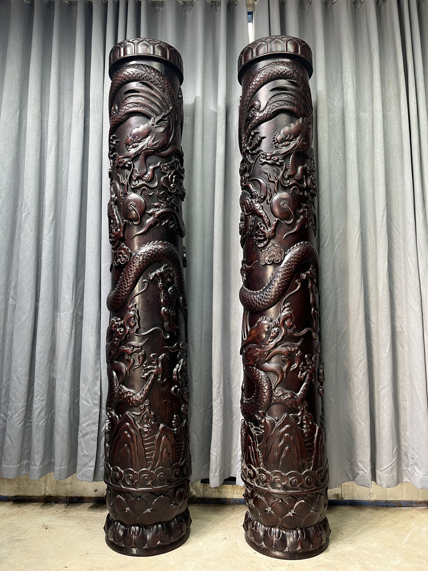 Qing Dynasty Sandalwood dragon pattern carvings pair relief pillars