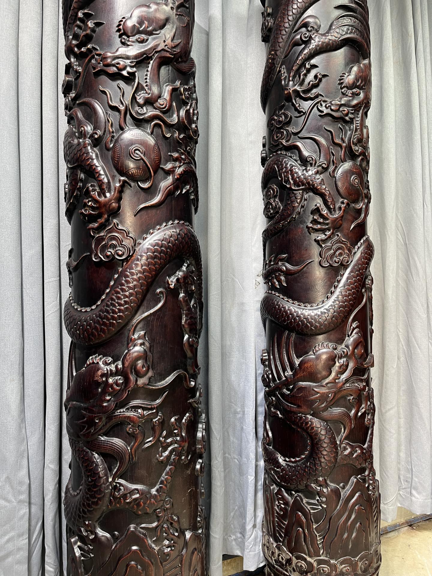 Qing Dynasty Sandalwood dragon pattern carvings pair relief pillars