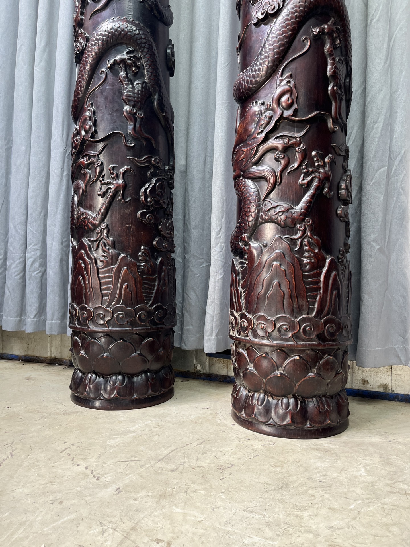 Qing Dynasty Sandalwood dragon pattern carvings pair relief pillars