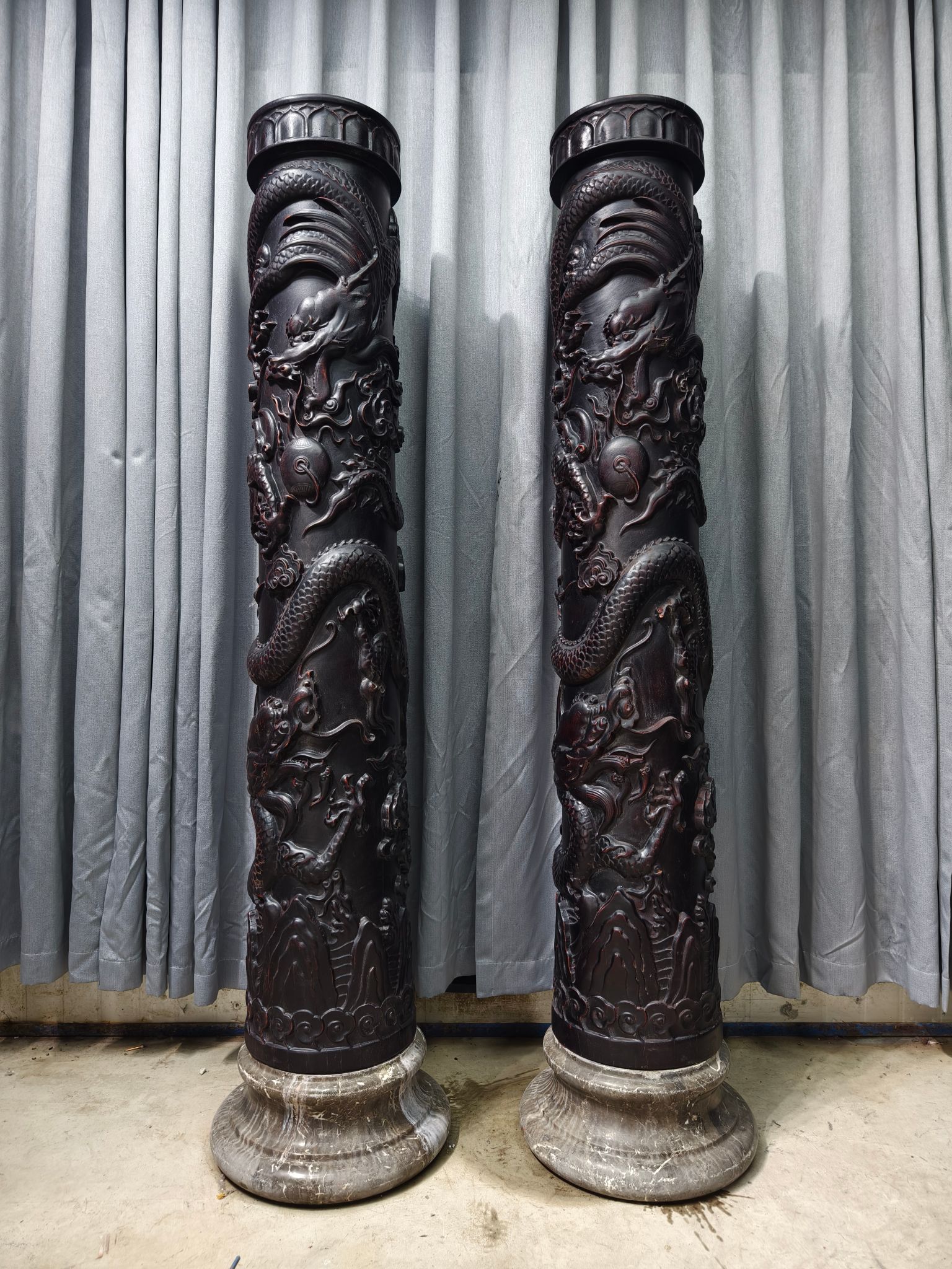 Qing Dynasty Sandalwood dragon pattern carvings pair relief pillars