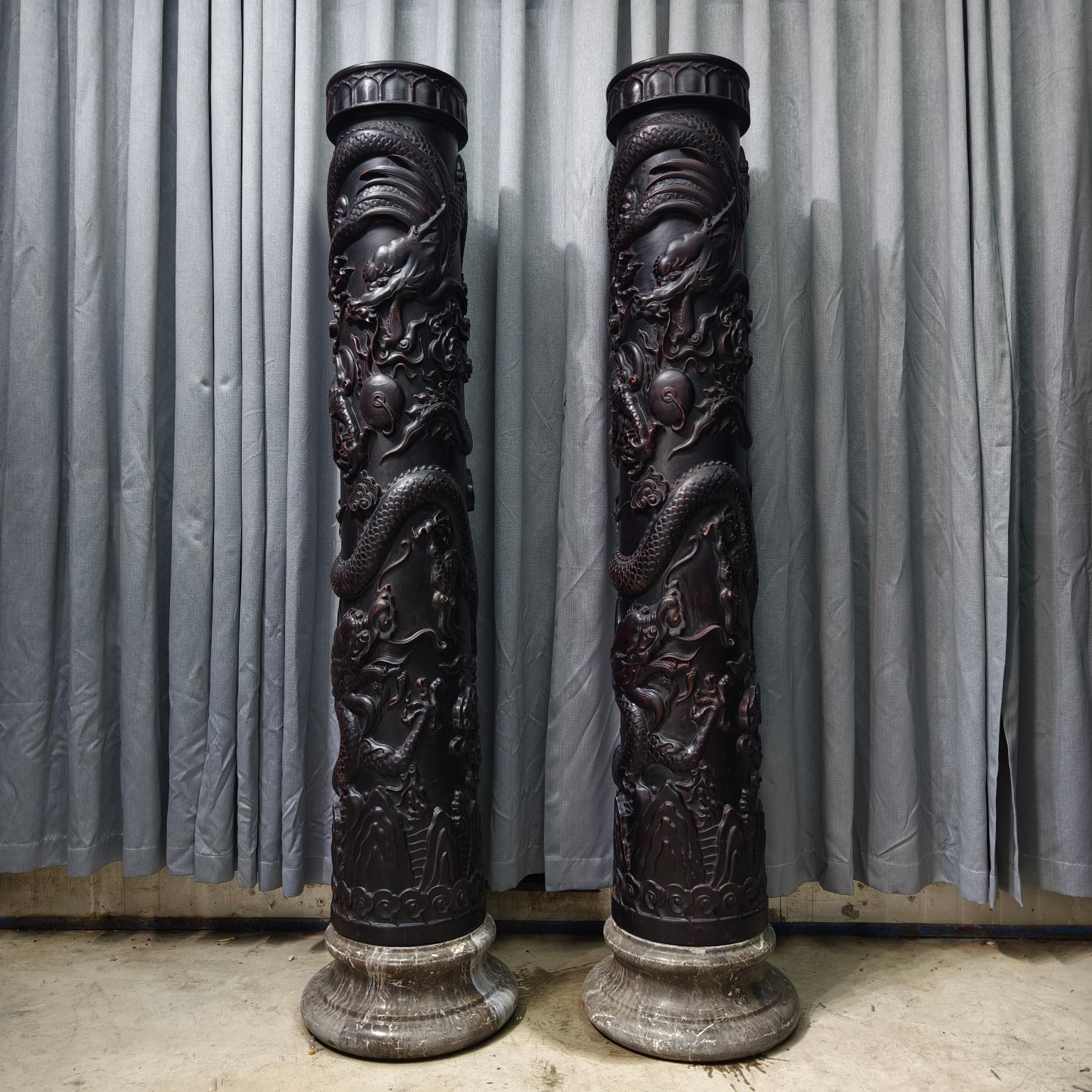 Qing Dynasty Sandalwood dragon pattern carvings pair relief pillars