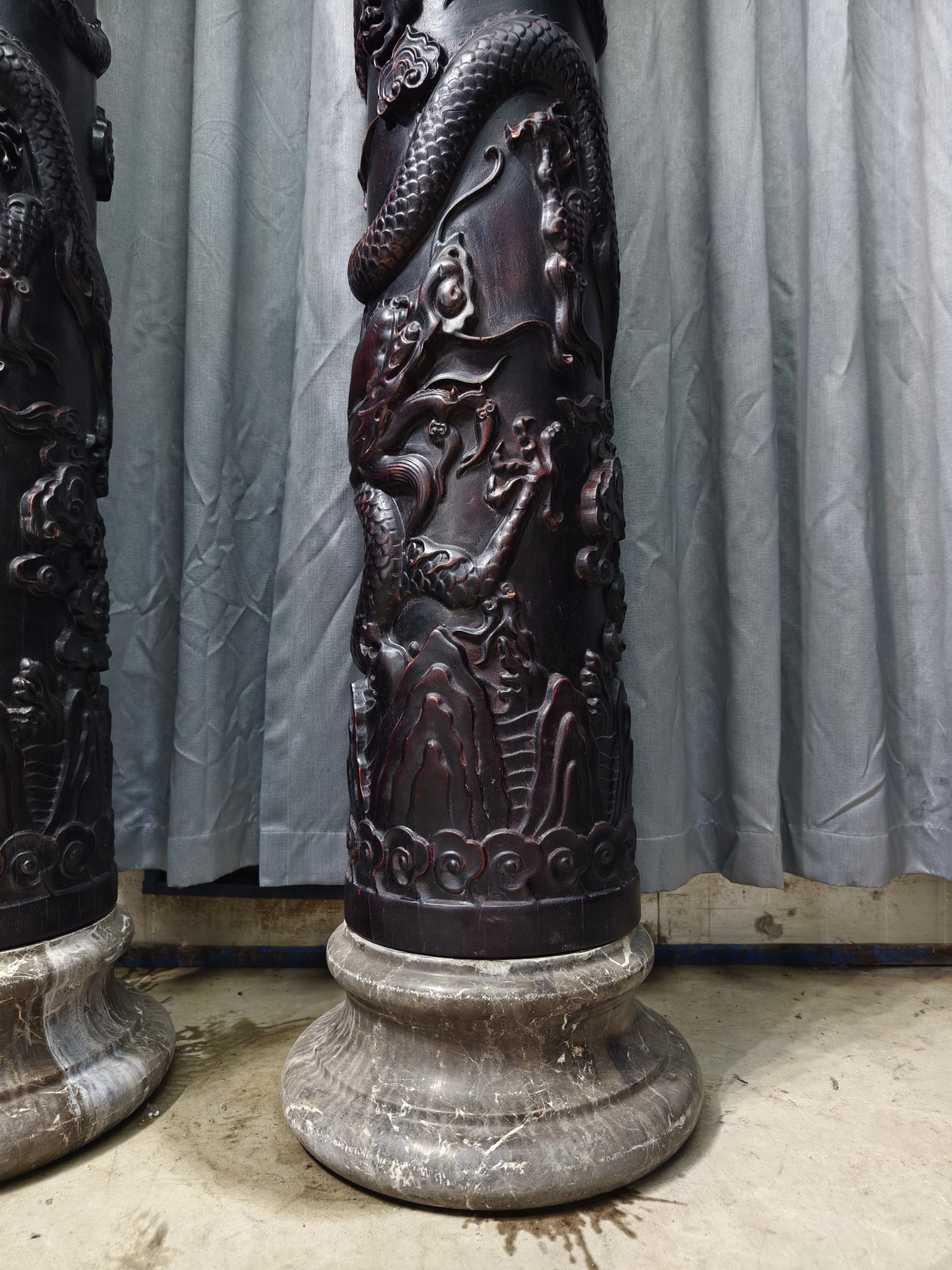Qing Dynasty Sandalwood dragon pattern carvings pair relief pillars