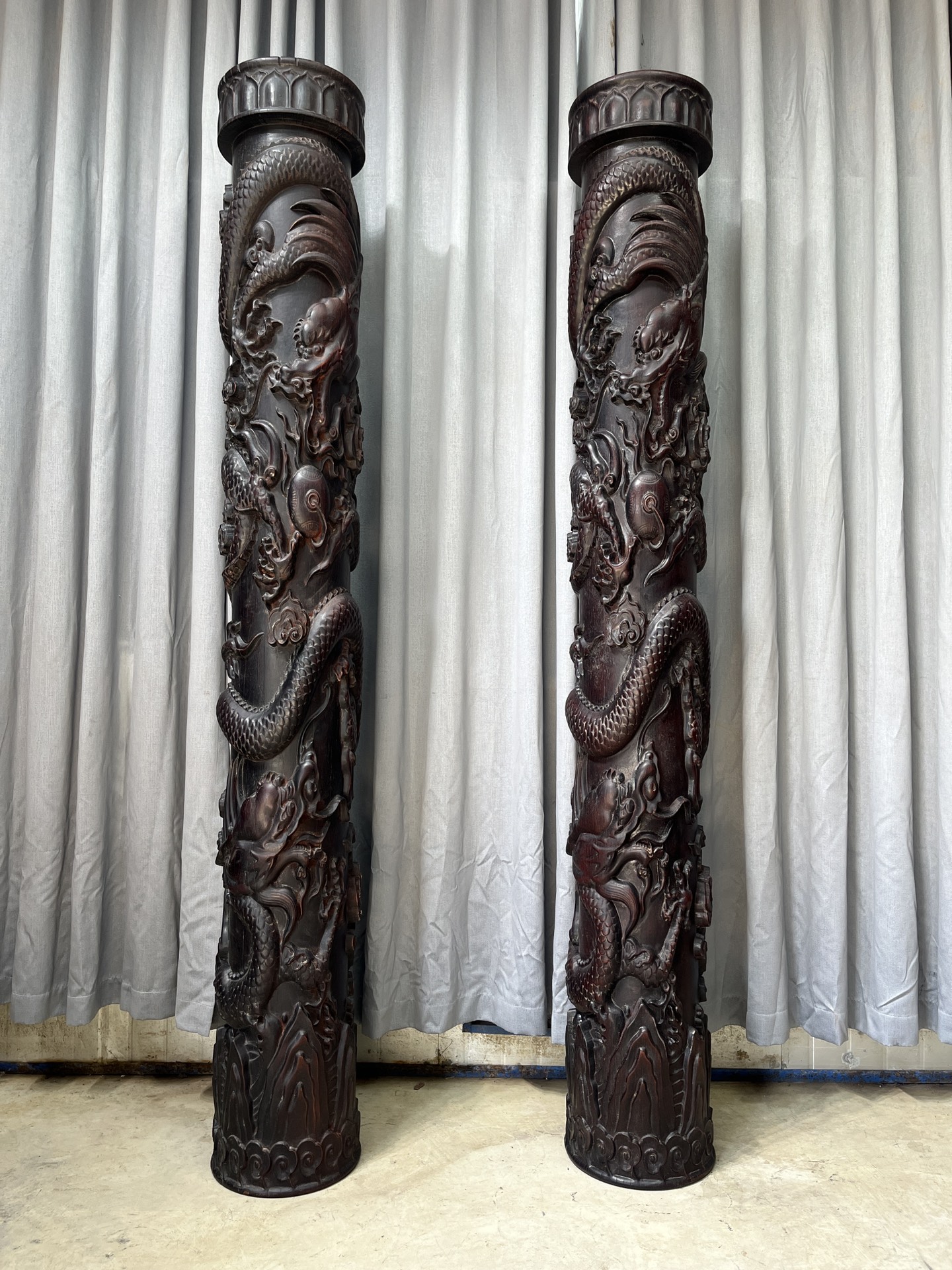 Qing Dynasty Sandalwood dragon pattern carvings pair relief pillars