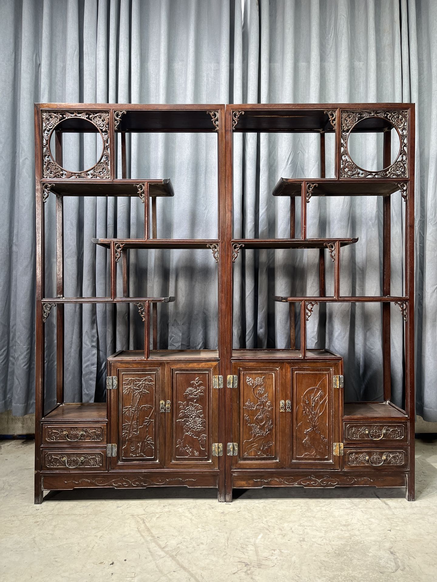 Qing Dynasty Rosewood hand-engraved flower pattern rack