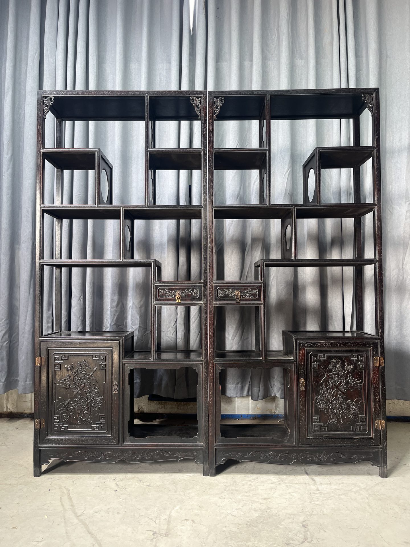 Qing Dynasty Sandalwood hand-engraved flower pattern rack