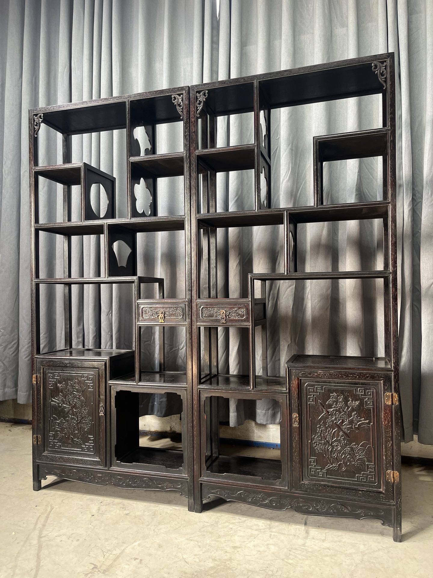 Qing Dynasty Sandalwood hand-engraved flower pattern rack