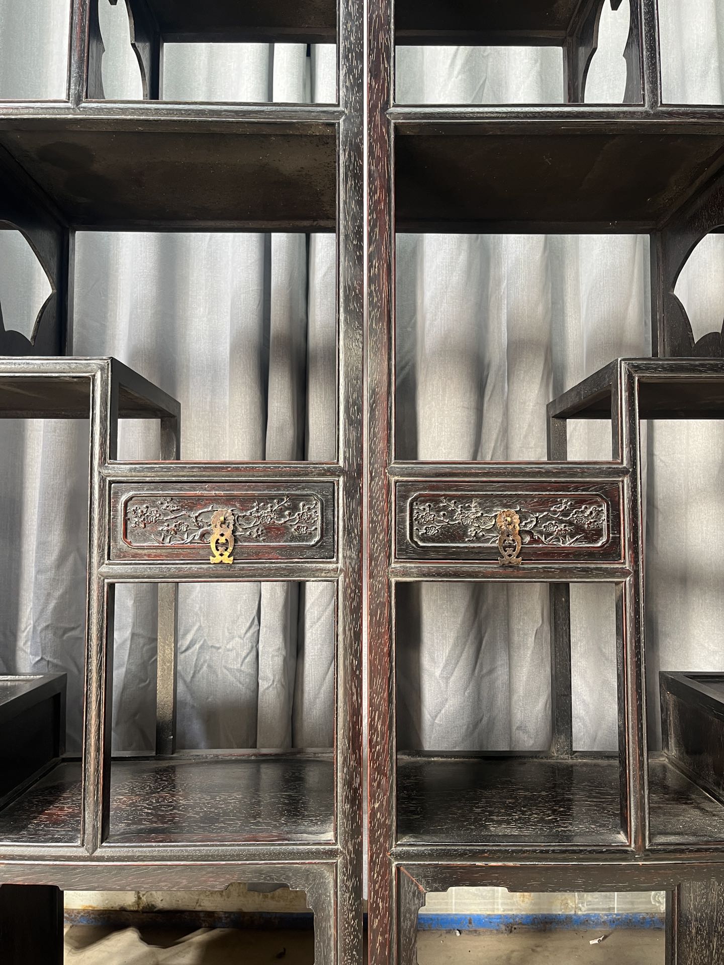 Qing Dynasty Sandalwood hand-engraved flower pattern rack