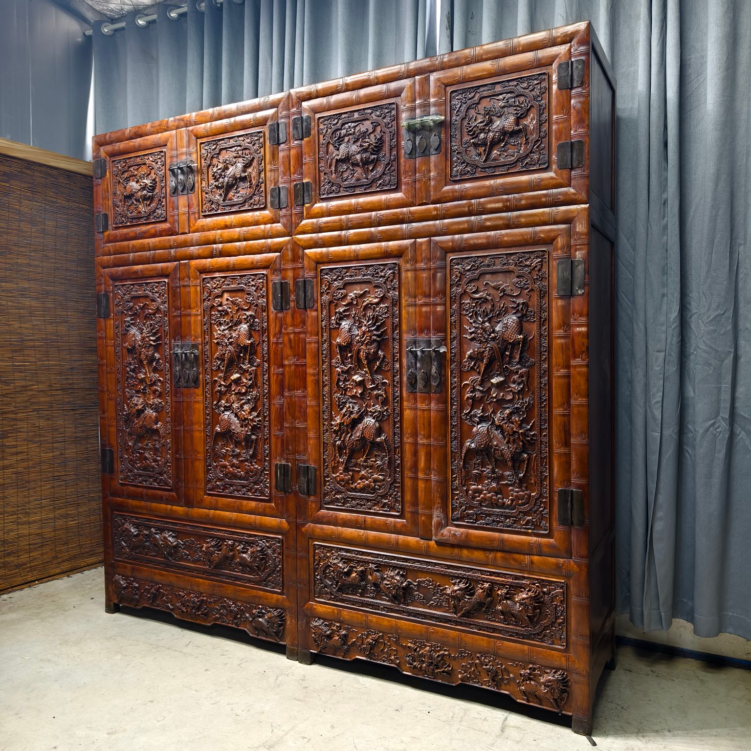 Qing Dynasty Rosewood high-relief cloud and unicorn pattern cabinet