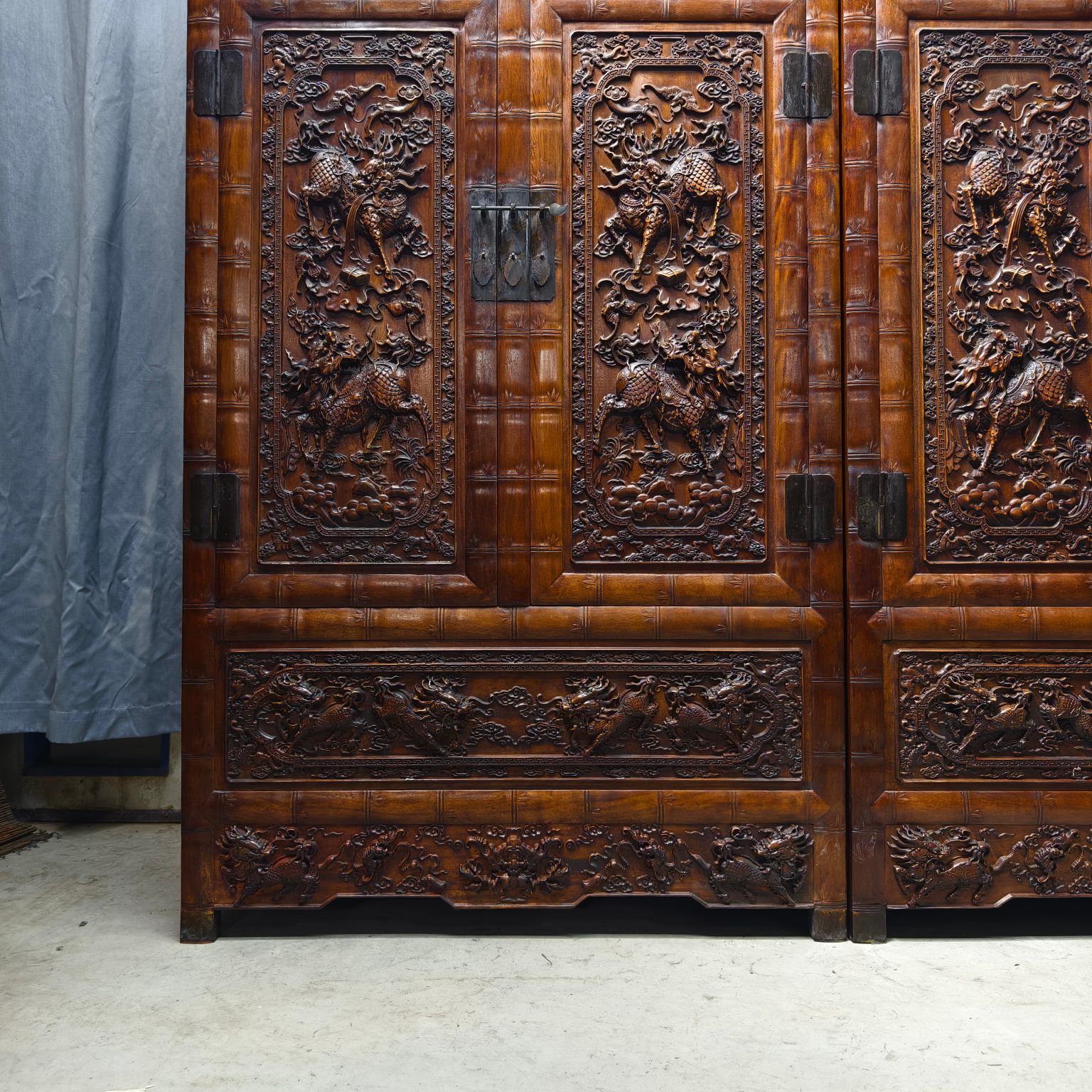 Qing Dynasty Rosewood high-relief cloud and unicorn pattern cabinet