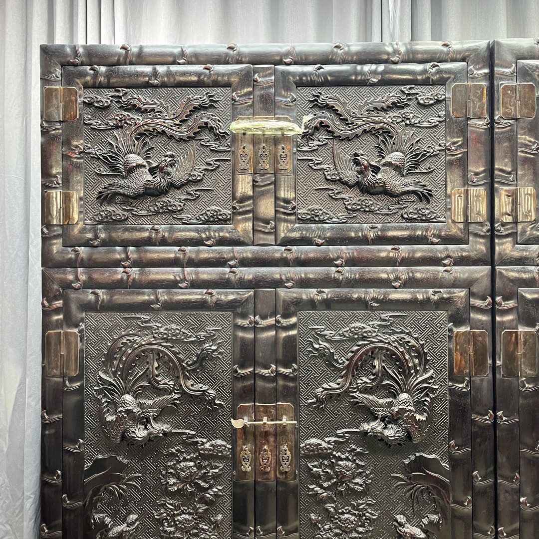 Qing Dynasty Sandalwood high-relief phoenix opera peony top a pair of Cabinet