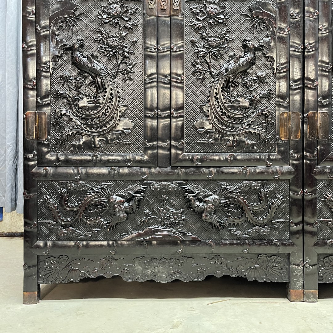 Qing Dynasty Sandalwood high-relief phoenix opera peony top a pair of Cabinet