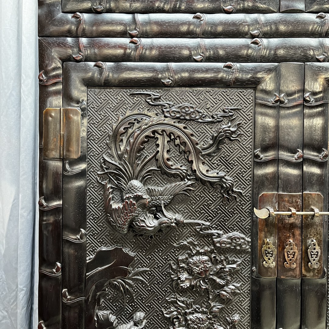 Qing Dynasty Sandalwood high-relief phoenix opera peony top a pair of Cabinet