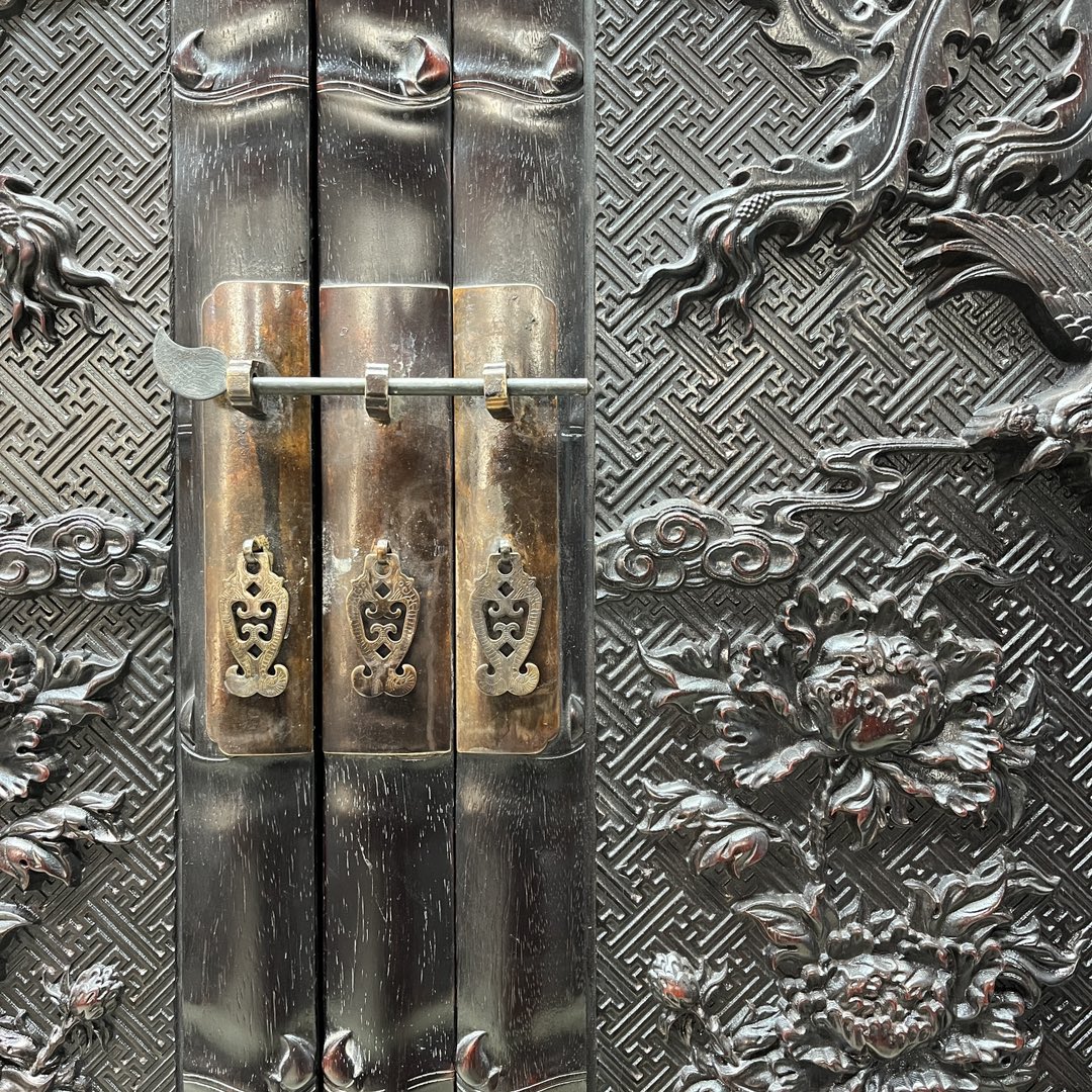 Qing Dynasty Sandalwood high-relief phoenix opera peony top a pair of Cabinet