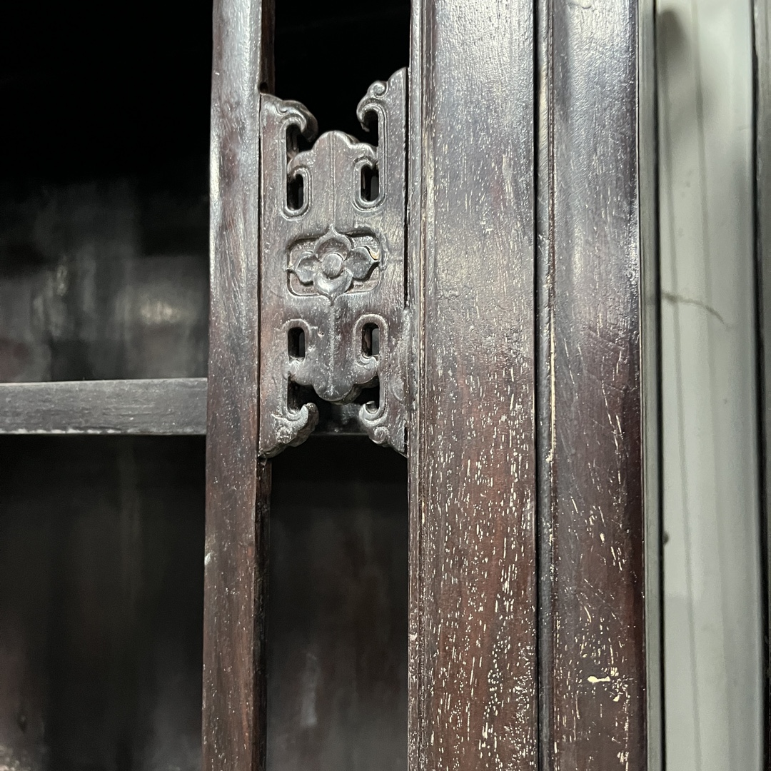 Qing Dynasty Rosewood polished and smooth a pair of bookcase cabinets